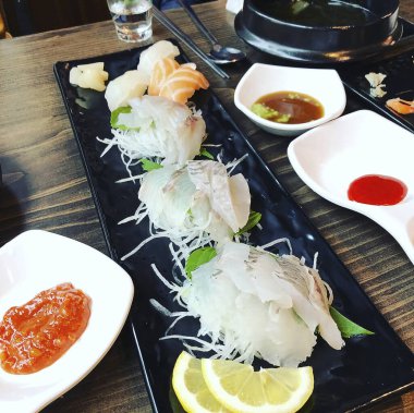 Somon ve sebzeli suşi.