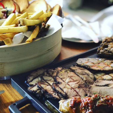 Tahta masada sebzeli ızgara biftek.