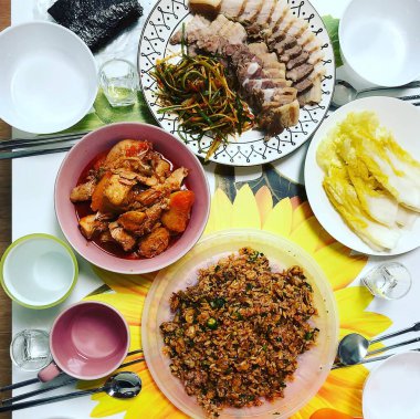 Lezzetli Asya yemeklerinin yakın görüntüsü