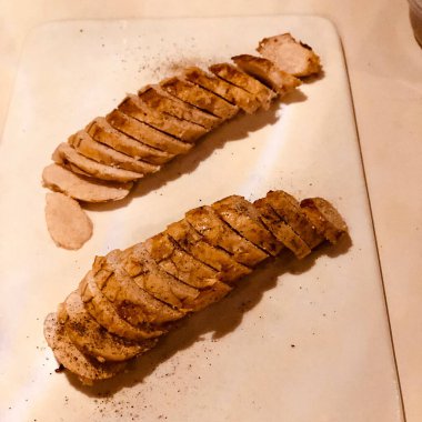 Siyah arka planda ızgara domuz pirzolası.