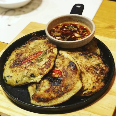 Soslu ve sebzeli kızarmış tavuk.