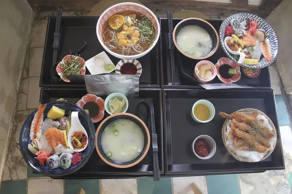 Restoranda geleneksel Asya yemekleri