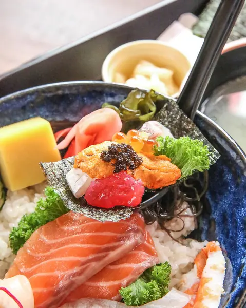 Japon mutfağı. Arka planda suşi