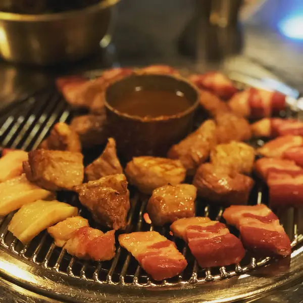 Sebze ve soslu ızgara tavuk.