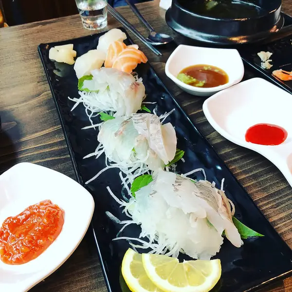 Somon ve sebzeli suşi.