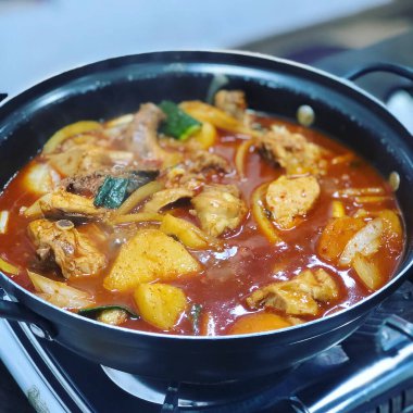 Sebzeli körili bir yemek fotoğrafı.