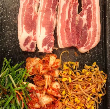 Çiğ domuz pirzolası ve sebze.