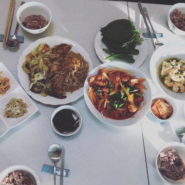 Lezzetli Asya yemeklerinin yakın görüntüsü