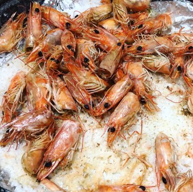 Baharatlı ve otlu kızarmış karides.