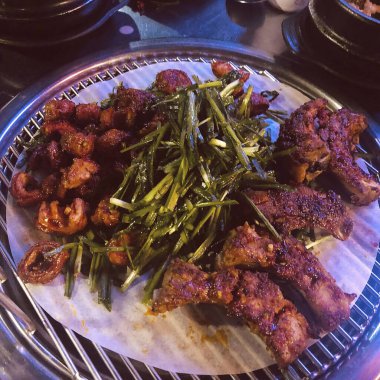 Baharatlı ve otlu kızarmış tavuk kanadı.