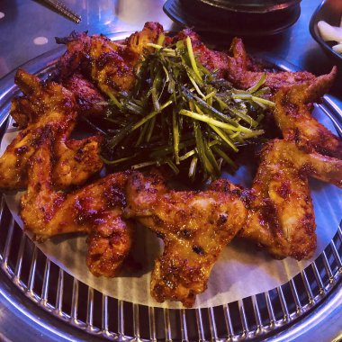 Baharatlı ve sebzeli kızarmış tavuk kanadı.