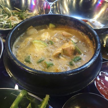 Tavada tavuklu baharatlı Tayland çorbası.