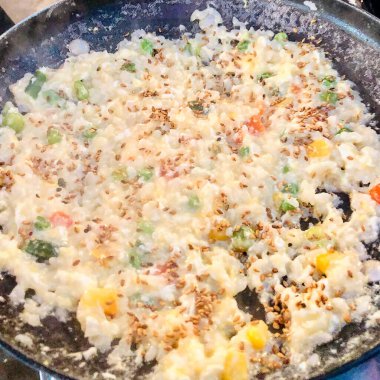 Tavada yumurta pişirmek.