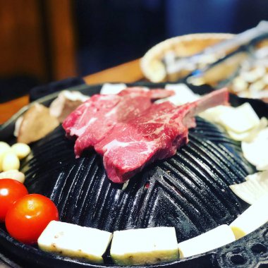 Baharatlı ve sebzeli biftek.