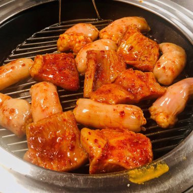 Sebze ve soslu kızarmış tavuk.