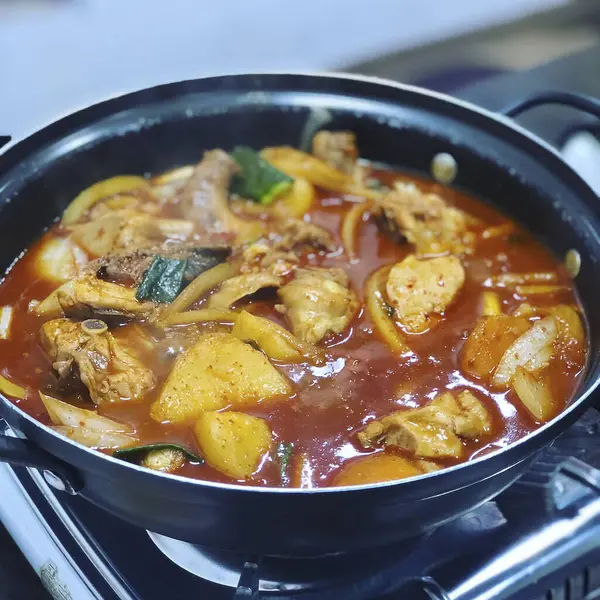 Sebzeli körili bir yemek fotoğrafı.