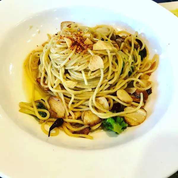 Tavuk ve sebzeli spagetti.