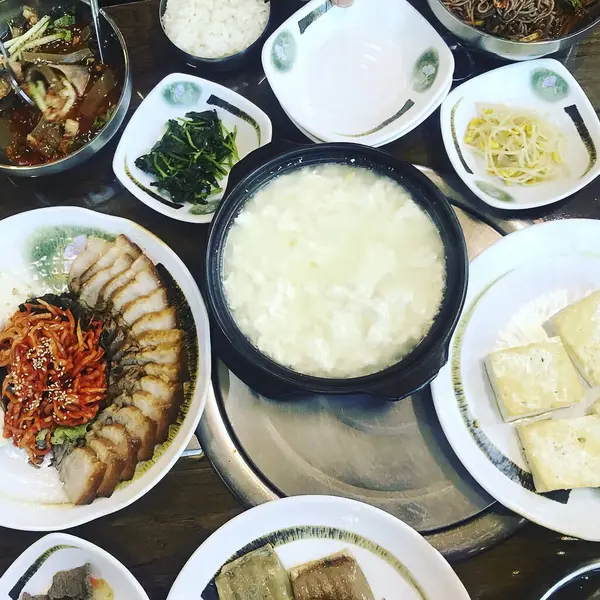 Lezzetli Asya yemeklerinin yakın görüntüsü