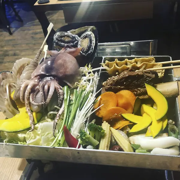 Masadaki cam kasede taze deniz ürünleri.