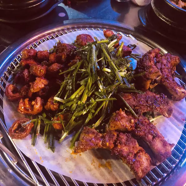 Baharatlı ve otlu kızarmış tavuk kanadı.