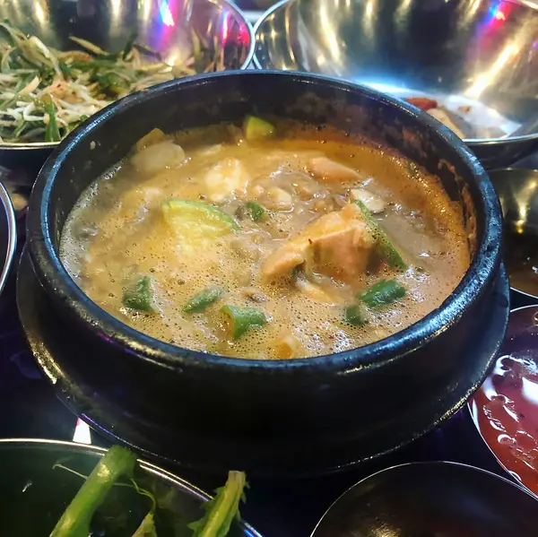 Tavada tavuklu baharatlı Tayland çorbası.