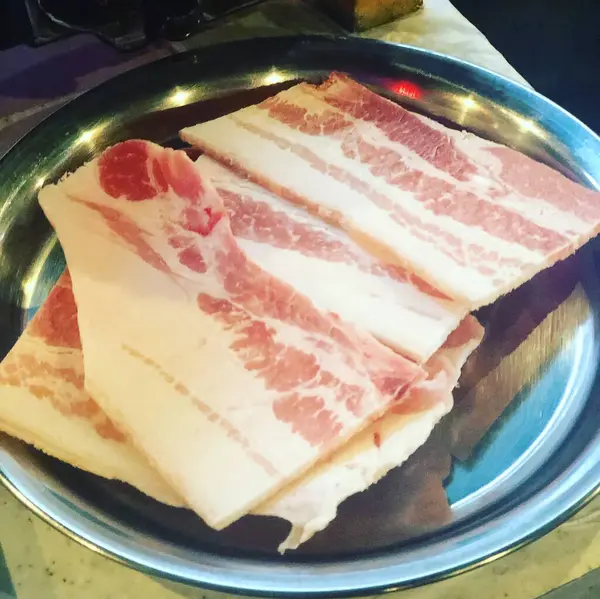 ahşap tahta üzerinde taze çiğ et