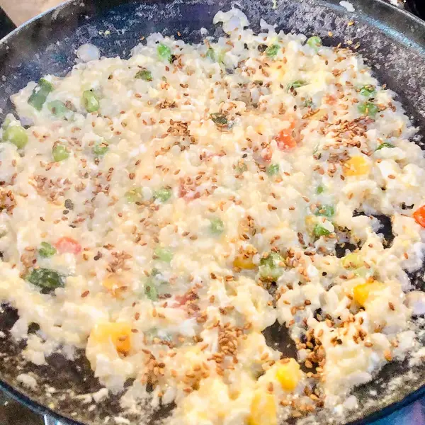 Tavada yumurta pişirmek.