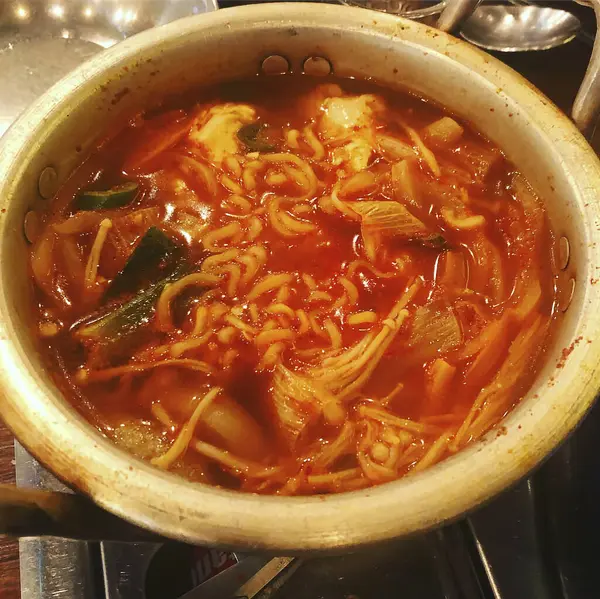 Lezzetli Asya yemeklerinin yakın görüntüsü