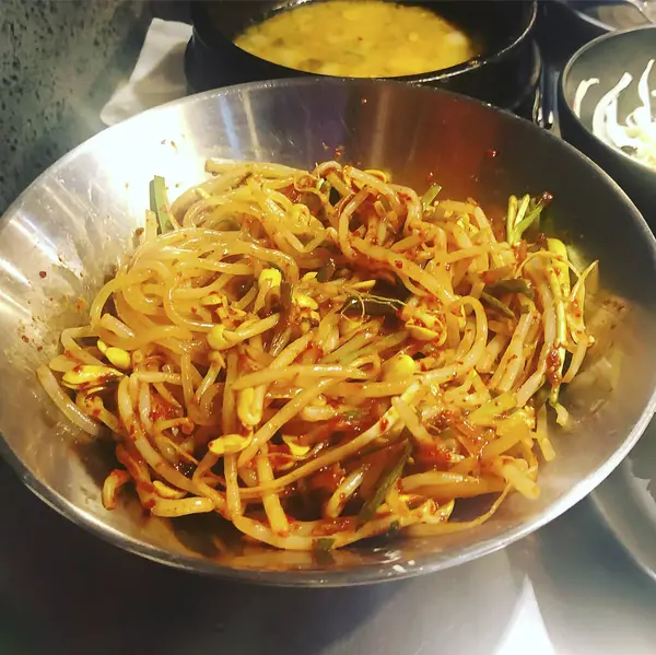 Lezzetli Asya yemeklerinin yakın görüntüsü