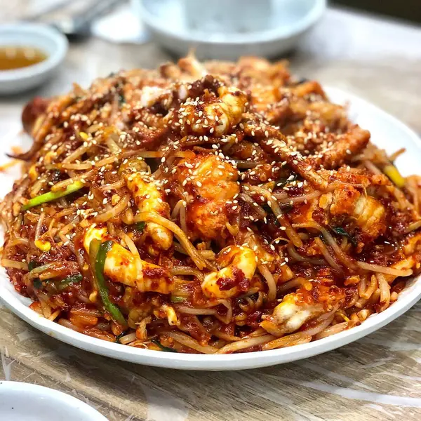 Kızarmış erişte, domuz eti ve sebzeli.