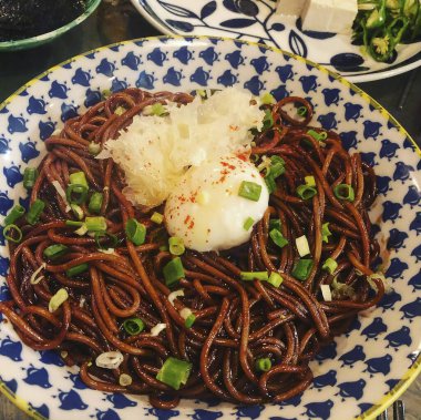 Lezzetli Asya yemeklerinin yakın görüntüsü