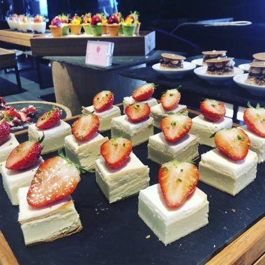 Lezzetli pasta ve çilek.