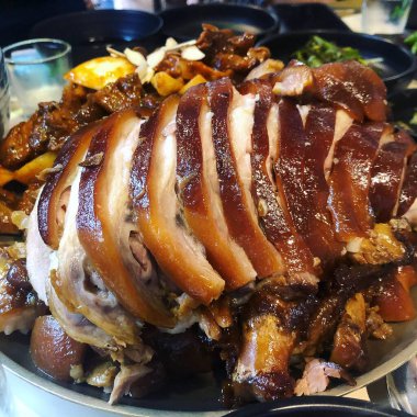 Elma ve fındıklı ördek kızartması.