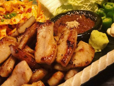 Sebze ve soslu ızgara domuz eti.