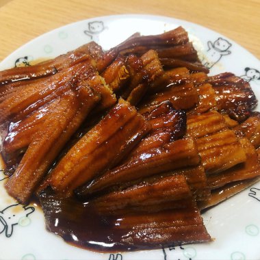 Sos ve baharatlı kızarmış balık.