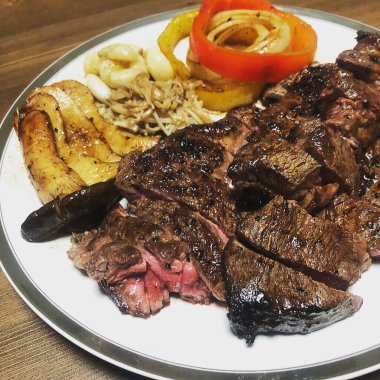 Tabakta ızgara sebzeli biftek.