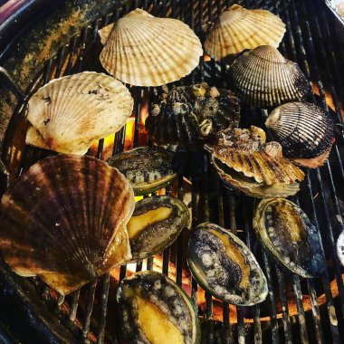 Tavada ızgara balık.