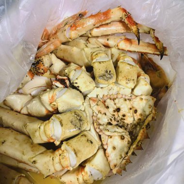 Buz küpleri ile taze deniz ürünleri