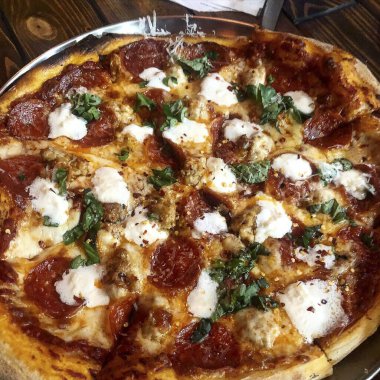 Peynirli pizza, domates ve fesleğen yaprağı.