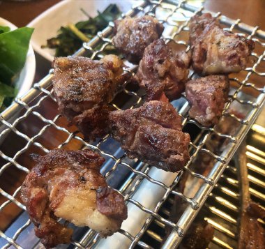 Baharatlı ve sebzeli ızgara domuz eti.