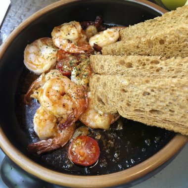 Ekmek ve bitkilerle karidesleri kapatın.