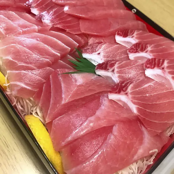 Taze sebzeli ton balıklı saşimi.