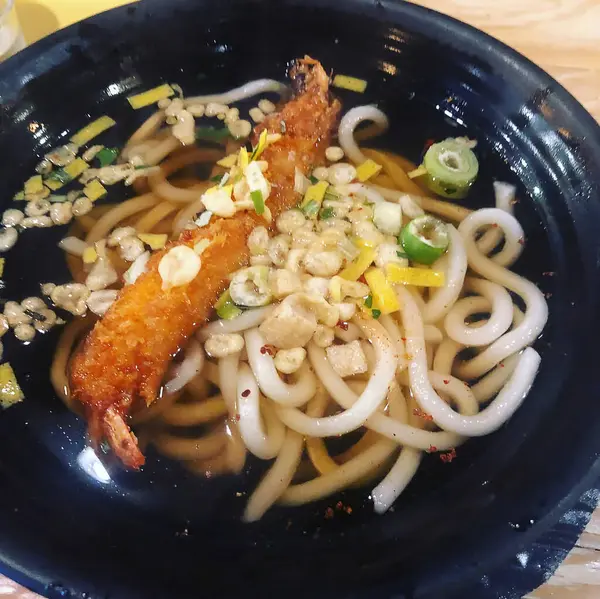 Karides ve sebzeli kızarmış erişte.