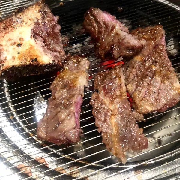 Baharatlı ve otlu ızgara biftek.