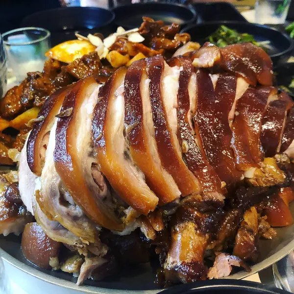 Elma ve fındıklı ördek kızartması.