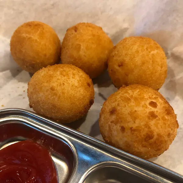 Beyaz bir tabak kızarmış yumurta