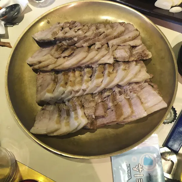 Sos ve baharatlı ızgara tavuk.