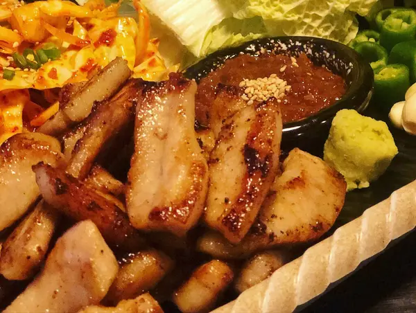 Sebze ve soslu ızgara domuz eti.