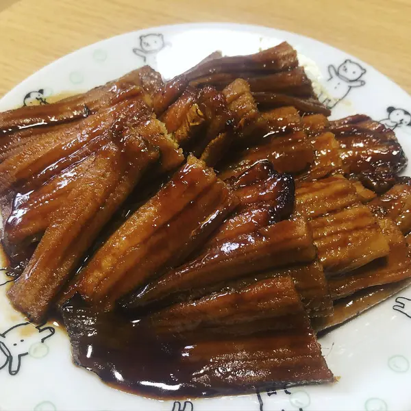 Sos ve baharatlı kızarmış balık.