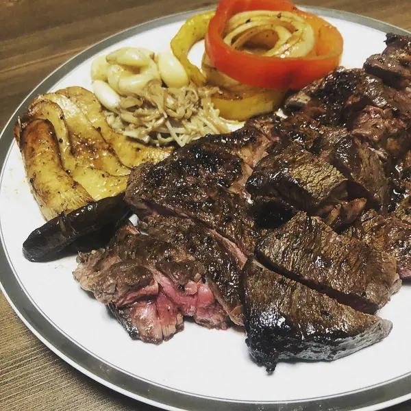 Tabakta ızgara sebzeli biftek.